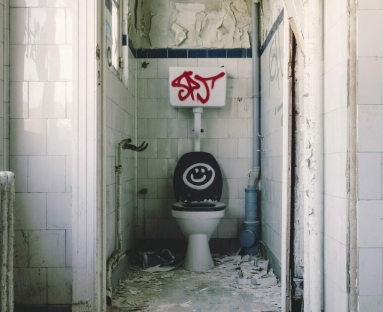 Cops Nab Suspect On Toilet