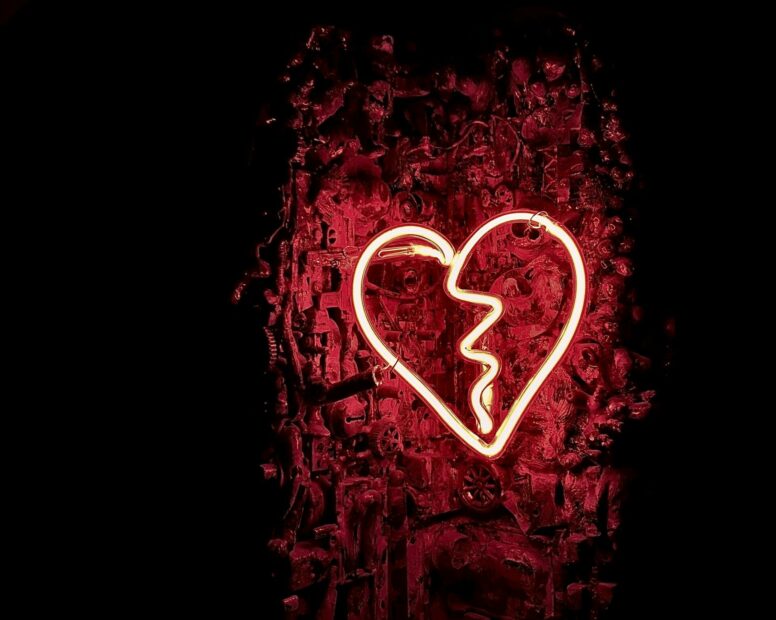 Man Steals Yard Statues, Gives Them To Ex For Valentine’s Day
