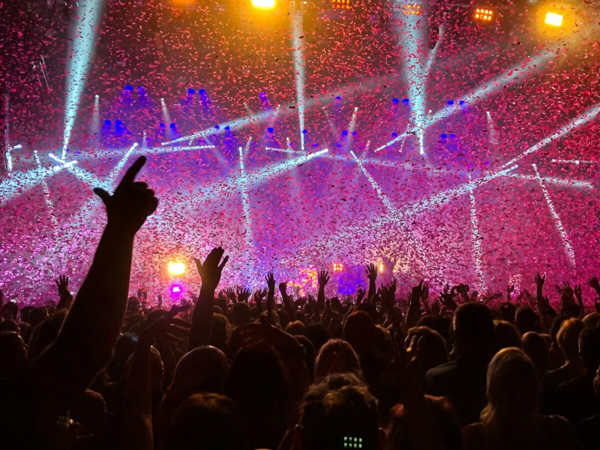 Woman Leaves Man at U2 Concert, Steals $50K