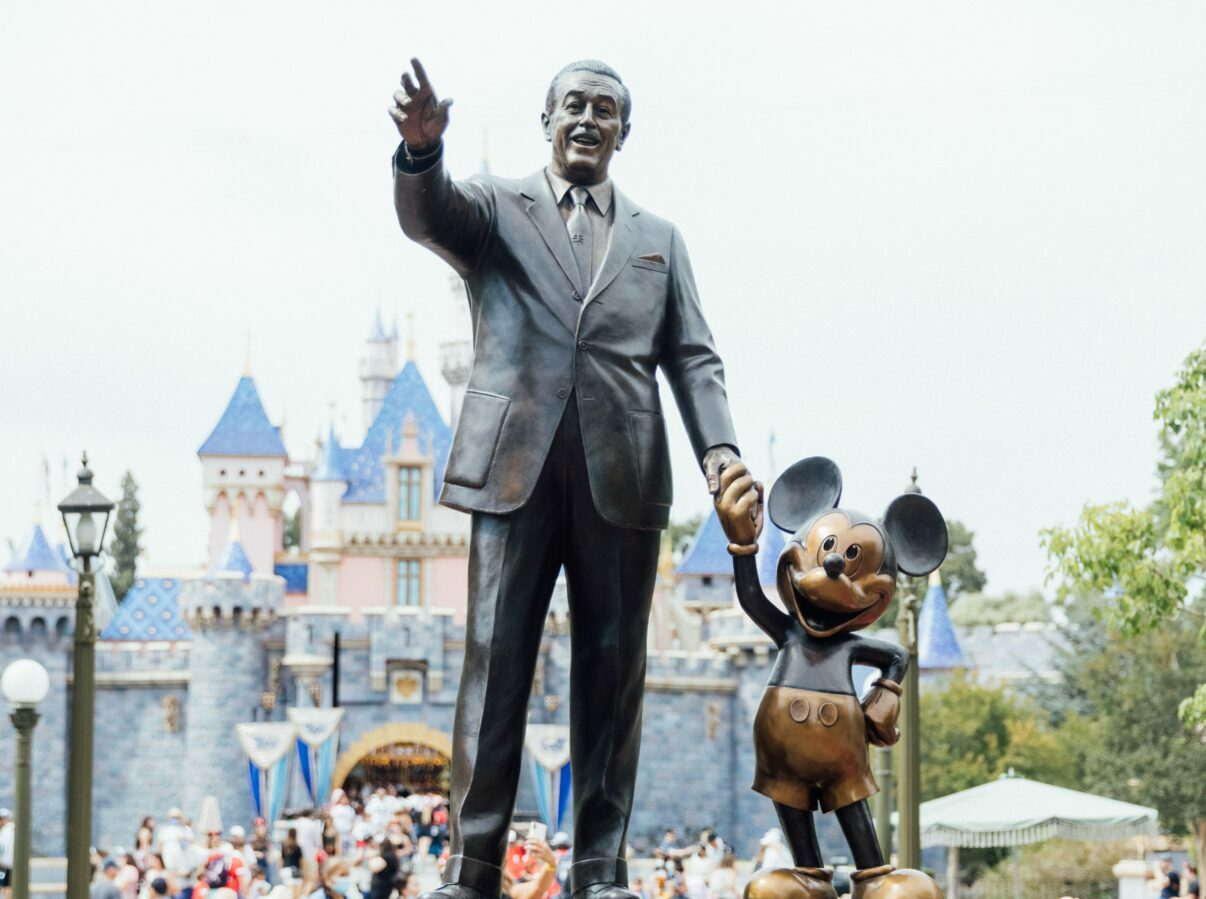 Lamppost Injures 3 At Disneyland